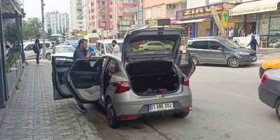 Adana’da iş yerine düzenlenen silahlı saldırıda otomobiliyle seyreden kadın sürücü vuruldu