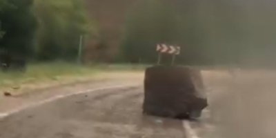 Saimbeyli’de 4 öğretmenin vefat ettiği yola yine kaya düştü