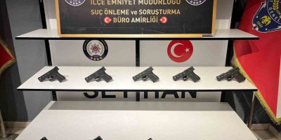 Seyhan polisi bir evde 10 ruhsatsız tabanca ele geçirdi