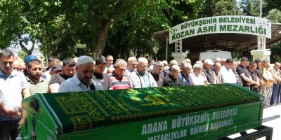 Sağlık çalışanlarına kürekle saldıran genç ölen babasının cenazesine katıldı