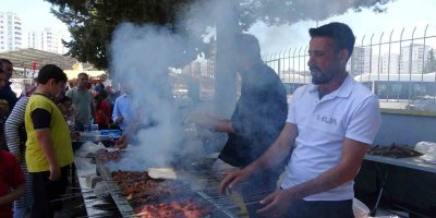 Adana’da okul bahçesinde kebap dumanları yükseldi