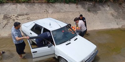 Otomobil sulama kanalına düştü: 1 yaralı