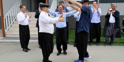 Adana şalvarının tescillenmesini davul zurna ile kutladılar