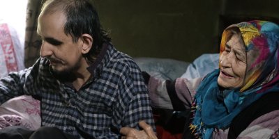 Hayatta kalan tek oğluna 40 yıldır bebek gibi bakıyor