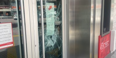 Adana'da madde bağımlısı iki kişi Ziraat Bankası'nın camlarını kırdı