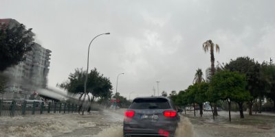 Aşırı yağmur nedeniyle evleri su bastı, kanal ile yol birleşti