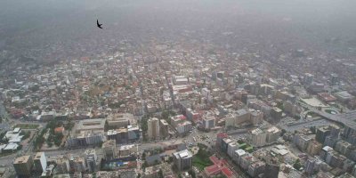 Kenti kaplayan toz bulutu dron ile görüntülendi