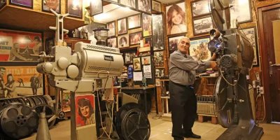 Adanalılara sinemayı sevdirmişti! Müzeye çevirdiği evinde Yeşilçam'ı yaşatıyor