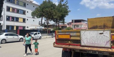 Velilerin ilkokul önünde tır sürücülüğü eğitimi isyanı