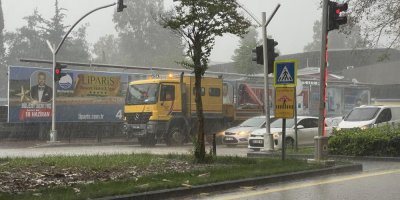 Adanalılar güne yağmurla başladı