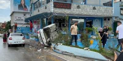 Direksiyon hakimiyetini kaybeden otomobil balıkçıya çarptı: 2 yaralı