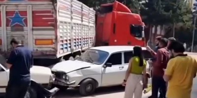 Freni tutmayan tır, çocuk parkı önündeki araçlara çarparak durabildi