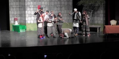 Dost Oyuncular "İsyancılar"ı oynadı