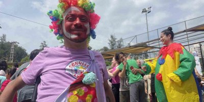 Trafik kazasında engelli kaldı palyaço oldu, kendini çocukları güldürmeye adadı