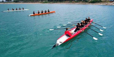 Göl kenarında okumanın avantajını değerlendirip kürekte şampiyon oldular