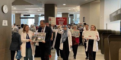 Hastane koridorlarında sessiz yürüyüş ile Gazze’deki katliama dikkat çekildi