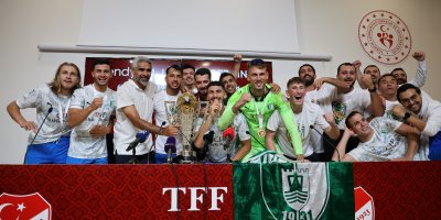 Bodrum FK’lı futbolcular basın toplantısını bastı