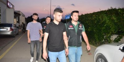 Sakaryaspor-Bodrum FK maçında meşaleyi stada sokan 2 kişi gözaltına alındı