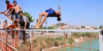 Yüzme bilmeyeni boğulmasın diye dövüyorlar