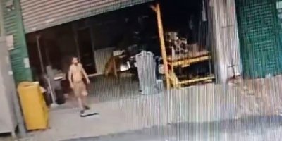 Köpeği kovaladı, güvenlik kamerasına ateş etti, dans ederek iş yerini kundakladı