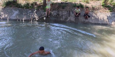 Çocuklar serin olduğu için sulama kanalını tercih ediyor