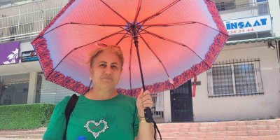 Adana’da şemsiye bu sefer sıcaktan korudu