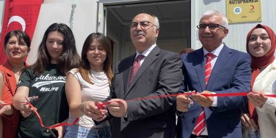 Adana’da konteyner kentte Kızılay kütüphane açtı