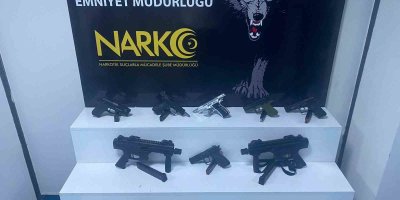 Uyuşturucu operasyonunda 2 uzi ve 11 ruhsatsız tabanca ele geçirildi