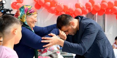 Başkan Kozay, konteyner kentteki çocukları bayram öncesi unutmadı