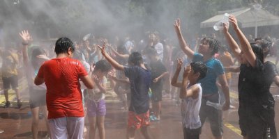 Adana Büyükşehir İtfaiyesinden miniklere serinleten sürpriz