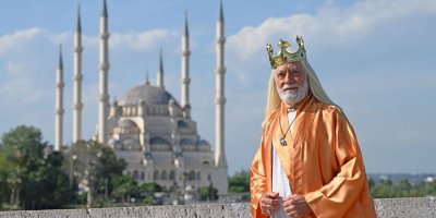 "Adana Kralı" sokaklarda gönüllü olarak şehri tanıtıyor