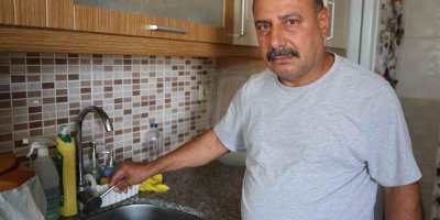 Mahallenin her sokağında su var, tek bu sokakta yok