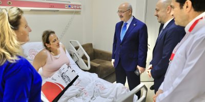 Vali ve Sağlık Müdürü hastalarla bayramlaştı