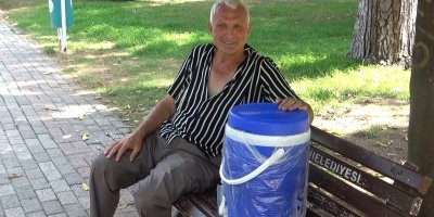 Adana sıcağı vatandaşı termosla gezdirdi