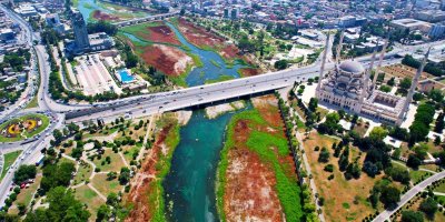 Köprü çalışması nedeniyle Seyhan Nehri’ni kaplayan yosunlar insan boyunu geçti, kötü koku kenti kapladı