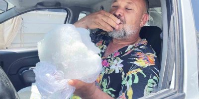 Adana’da sıcakta vatandaşlar karla serinliyor