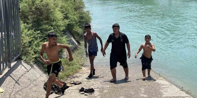 Adana’da çocukların kanaldaki tehlikeli serinliği