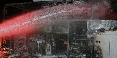 Adana'da seyir halindeki yolcu otobüsü alev topuna döndü