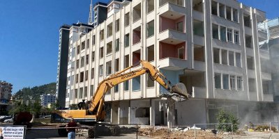 Kozan'da ağır hasarlı binaların yıkımına 18 ay sonra başlandı