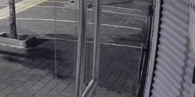 Yoldan çıktı otomobile çarptı, hiçbir şey olmamış gibi gitti