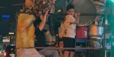 Eşya yüklü kamyonetteki çocukların tehlikeli yolculuğu