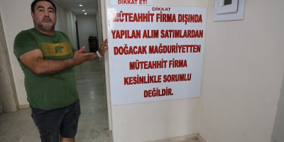 Dolandırıldığını öne süren müteahhit önce dairenin kapısını betonla kapattı, sonra 'afişli' tepki gösterdi