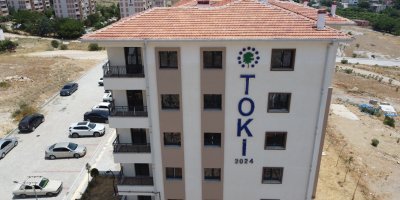 Evi yanan vatandaşlar yeni evine kavuştu