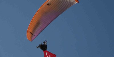 Bir bardak su ve bir muz ile 13 saat havada kaldı