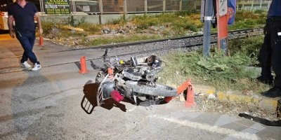 Polisten kaçarken devirdikleri motosiklete tren çarptı: 2 yaralı