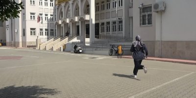 Adana'da genç kız yıl boyunca hazırlandığı KPSS'ye son anda yetişti