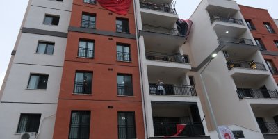 Bakan Kurum, TOKİ konutlarına yerleşen depremzedeleri ziyaret etti