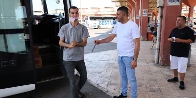 'Oynak Ferit' hem oynuyor hem oynatıyor