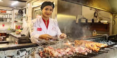 Hemşireliği bıraktı Türkiye ve dünyada bir ilke imza attı: Adana Kebabına kadın eli değdi
