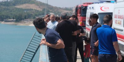 Anne, baba ve iki çocuklarının bulunduğu otomobil göle düşüp kayboldu